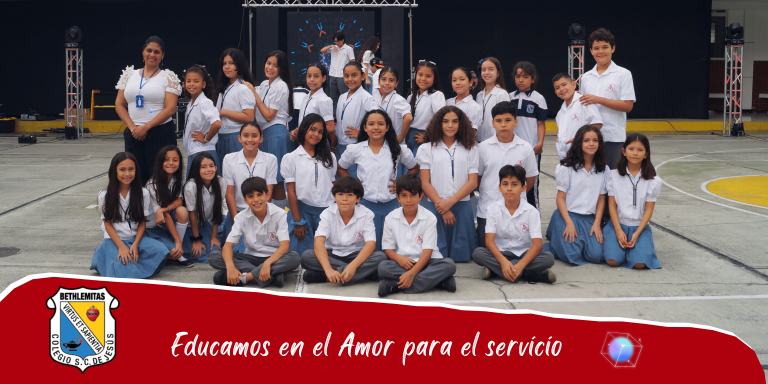 Grupo de estudiantes del colegio