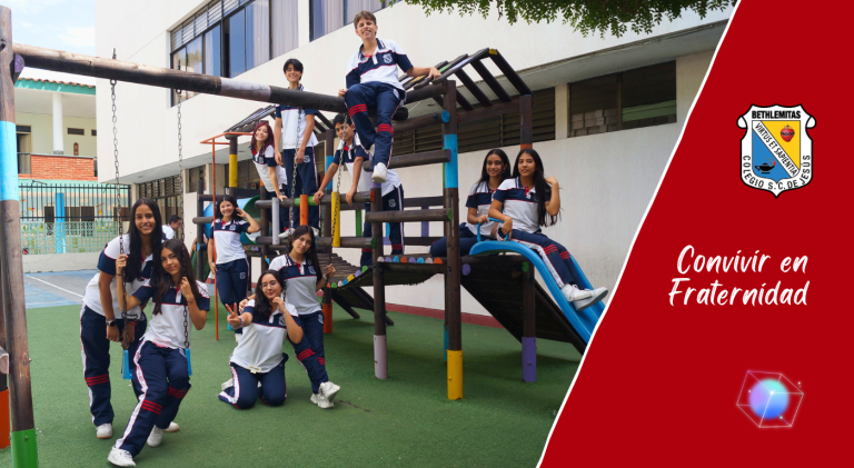 Estudiantes de primaria en el parque del colegio