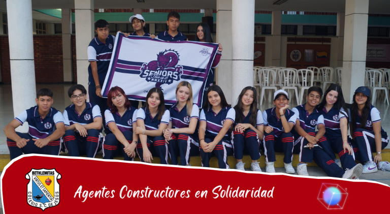 Estudiantes de básica secundaria con su bandera