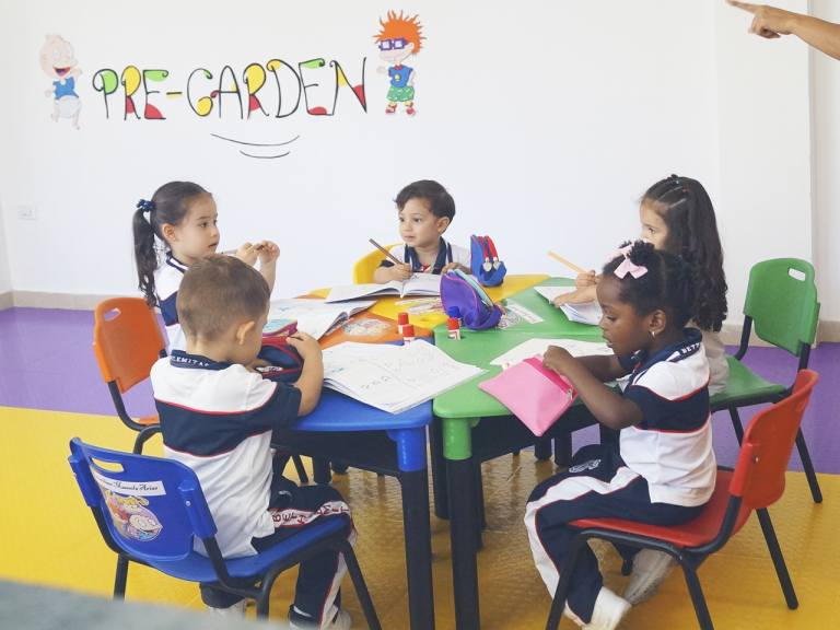 Niños de preescolar en su salón