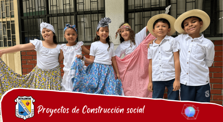 Estudiantes con trajes típicos