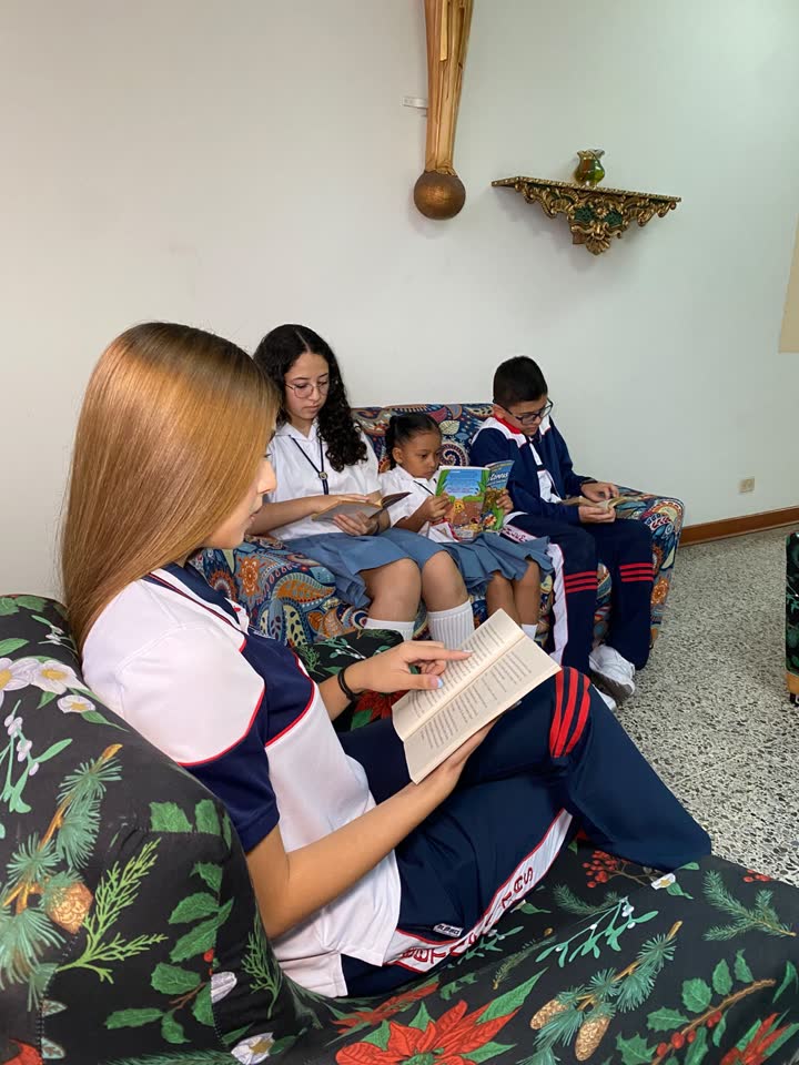 Estudiantes leyendo juntos