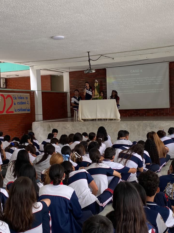 Estudiantes reunidos en el auditorio