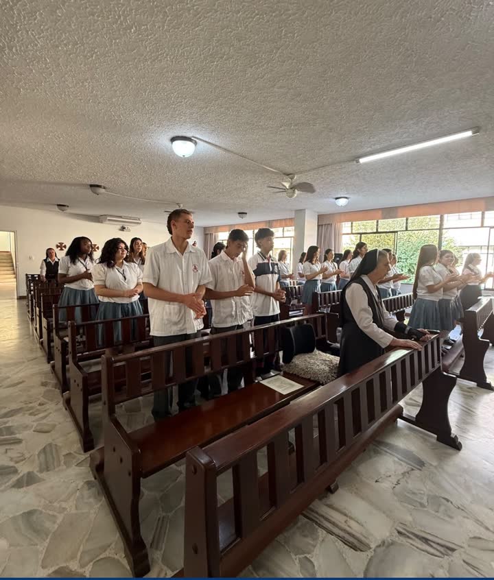 Estudiantes en la capilla del colegio