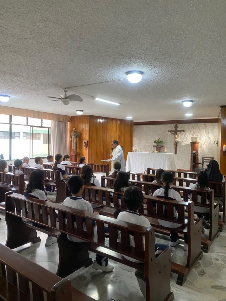 Celebración en la capilla del colegio
