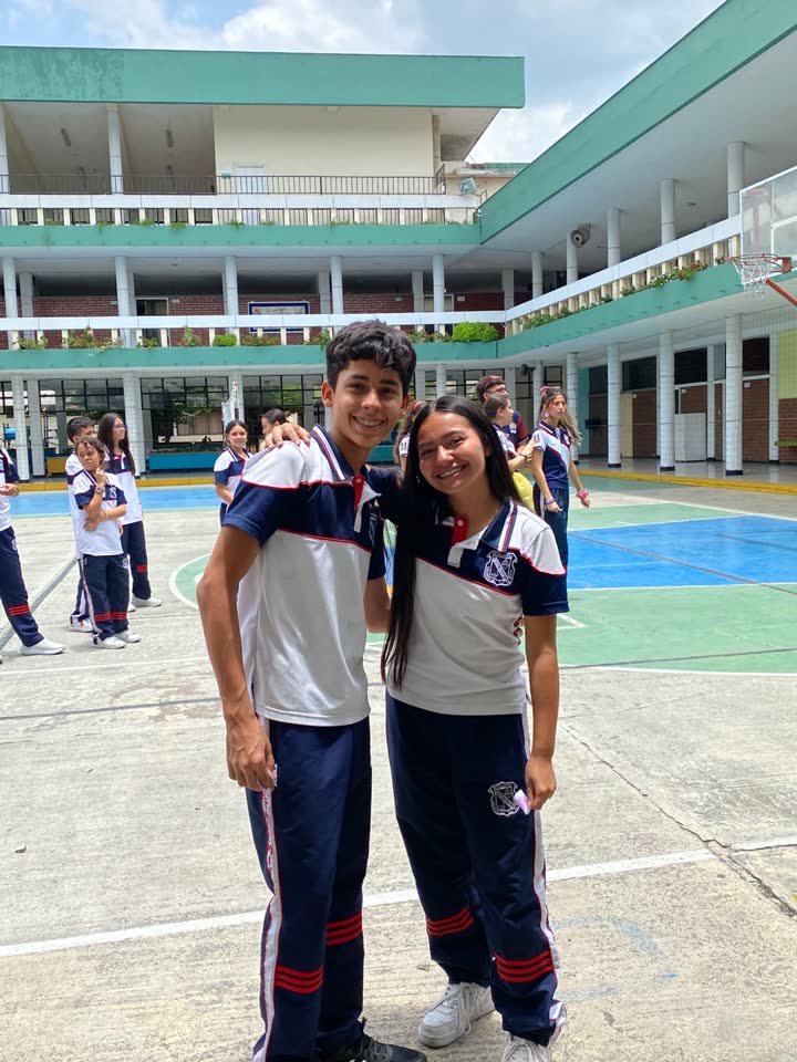 Estudiantes de media académica en la cancha del colegio