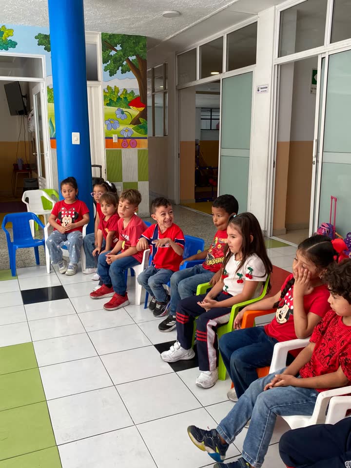Niños de preescolar en su salón