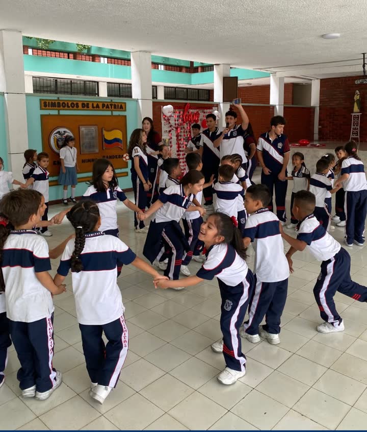 Estudiantes de primaria jugando en ronda