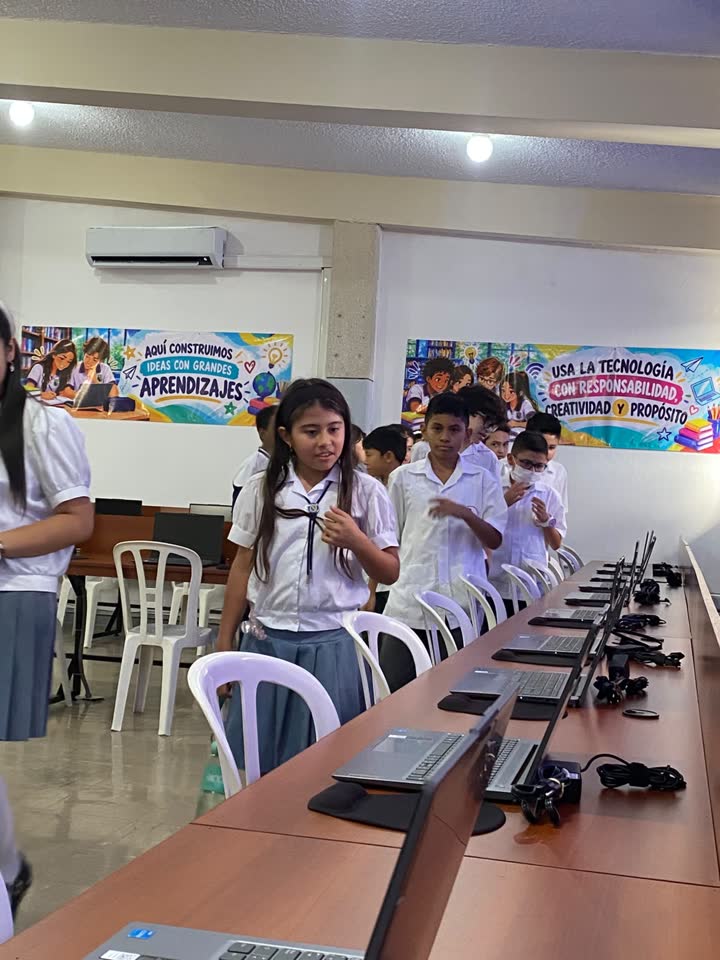 Estudiantes en la sala de sistemas