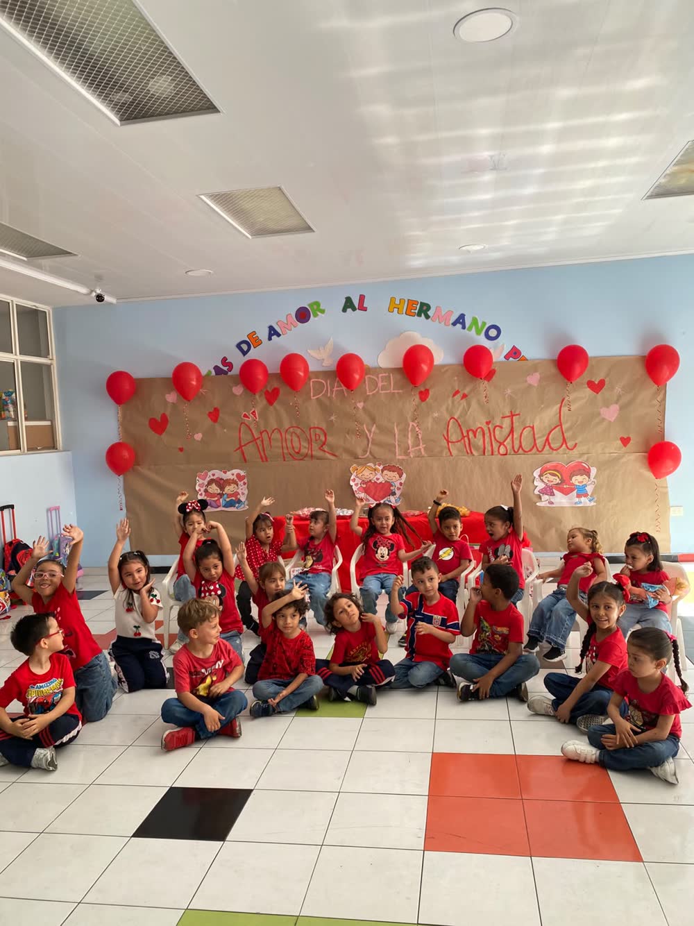 Niños de preescolar celebrando en su salón